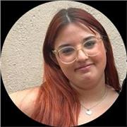 Profesora de inglés joven con titulación, enfocada en diferentes niveles de la lengua para un mejor aprendizaje.